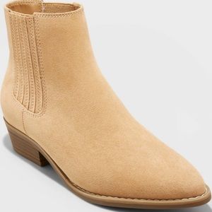 Universal Thread Boots - Size 9 and 9.5 Available